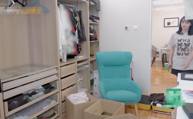 都说明星的衣服多，看到程潇的衣柜，很多普通女生都比她挂的满