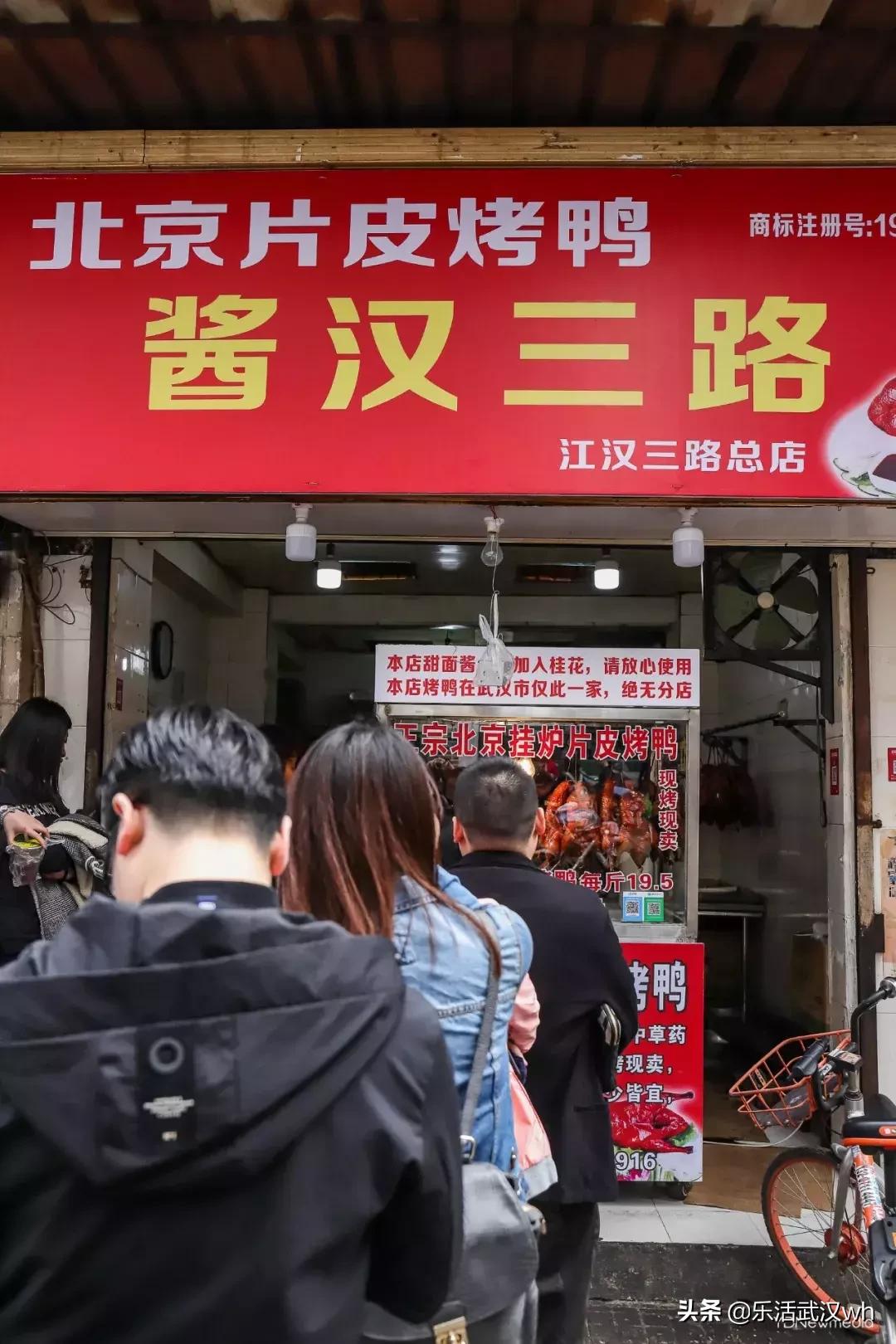 排的队比街道长！这条街什么来头？