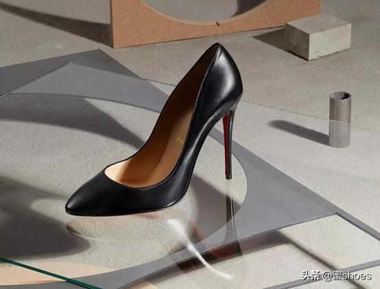 cl红底鞋裸色穿搭,cl红底高跟鞋展现