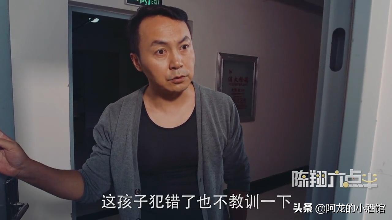 熊孩子扔灭火器差点扔到男子后续,熊孩子从高空扔灭火器