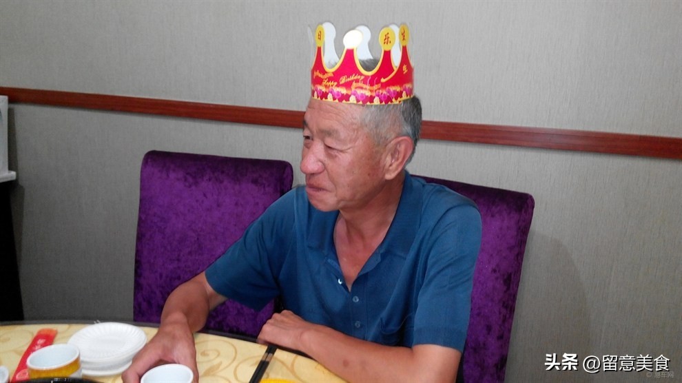 过分了！四川土豪过70大寿，连开35瓶茅台，外孙却做一“荒谬事”